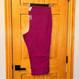 NWOT Monroe and Main Raspberry 3 Button Leg Capri Plus 16W Pants‎ Capris